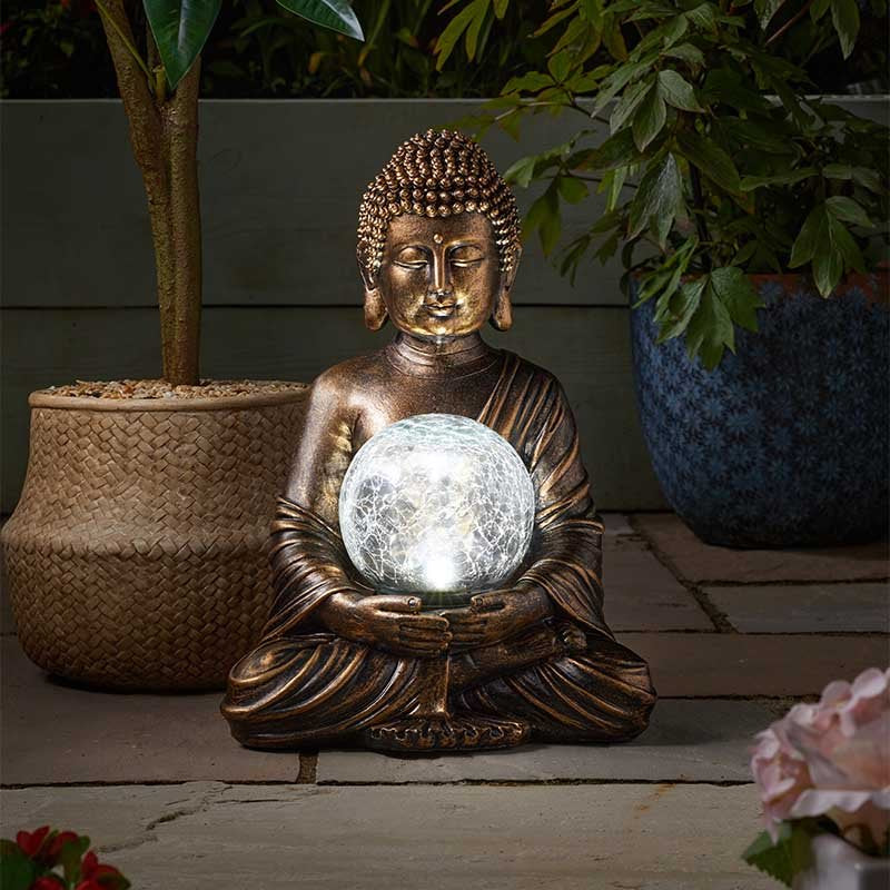 Solar Buddha mit leuchtender Kristallkugel